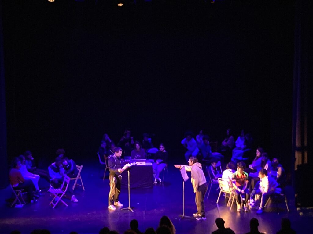 Je m'ennuie, je rêve, je fugue — Un groupe d'acteurs au plateau