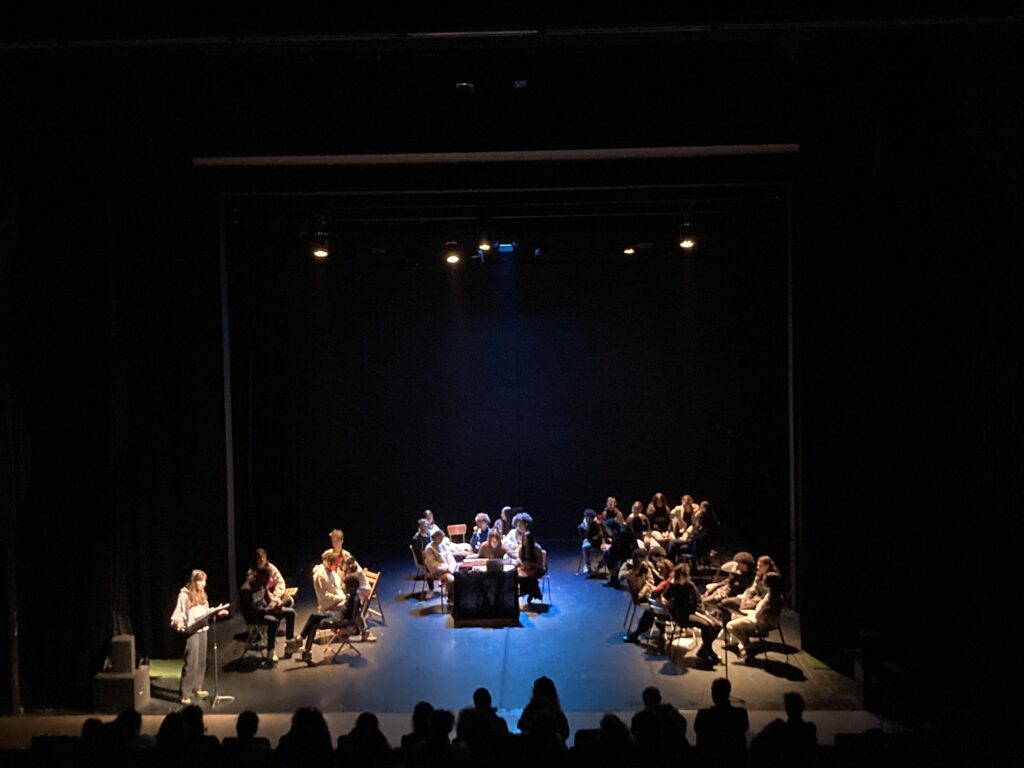 Je m'ennuie, je rêve, je fugue — Un groupe d'acteurs au plateau