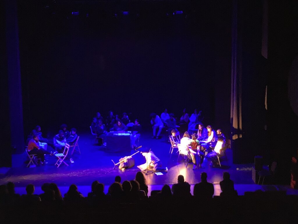 Je m'ennuie, je rêve, je fugue — Un groupe d'acteurs au plateau