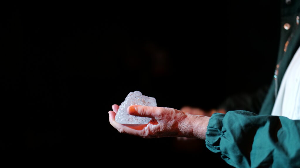 Histoire d'une marche en plein ciel — Une main tient un glaçon.