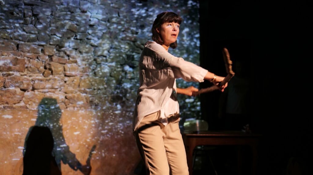 Histoire d'une marche en plein ciel — Marie-Aude Christianne au plateau. Elle tient une pioche devant elle.